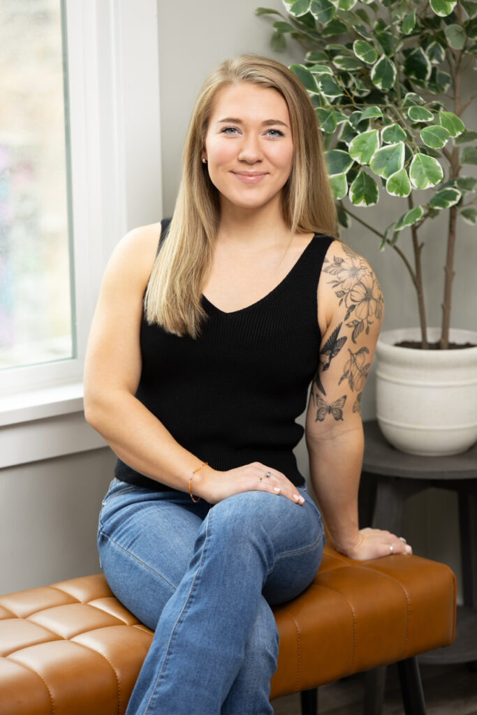 Woman sitting on bench for branding portrait photo with Sara Vaz.