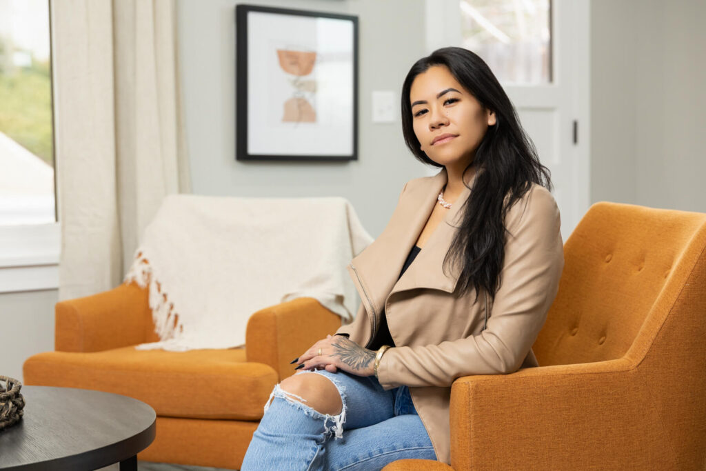 Woman posing with her hands on her lap during a brand session in Utah with Sara Vaz Photography.